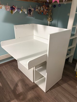 Cama alta con escritorio y cambiador