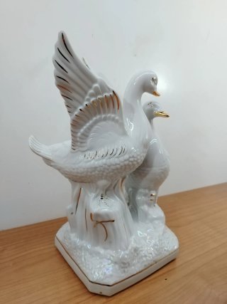 Figura de palomas en porcelana con detalles