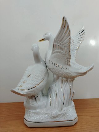 Figura de palomas en porcelana con detalles
