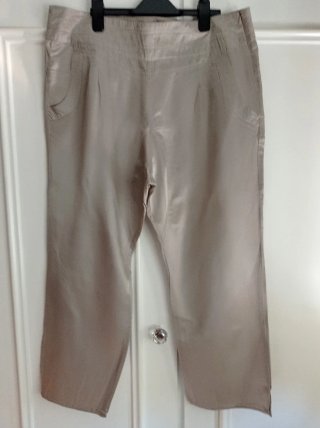 Pantalón Stradivarius seda Beige/Dorado Mujer