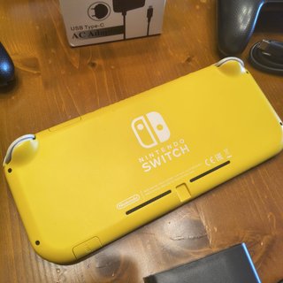 Bundle Nintendo Switch Lite + 2 Controller Nuovi