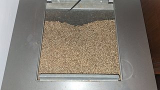 Estufa de pellets roja y gris