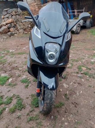 Maxi Scooter Negra