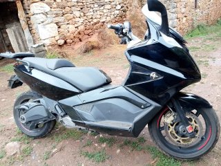 Maxi Scooter Negra