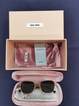 Gafas de sol Miu Miu doradas Como nuevas