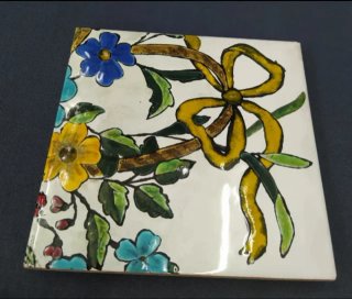 Azulejo artesanal flores y lazo