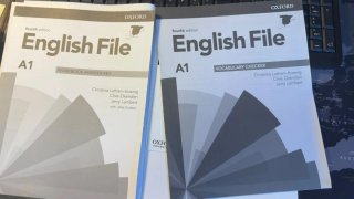 Libro de inglés English File A1 con dos cuadernos