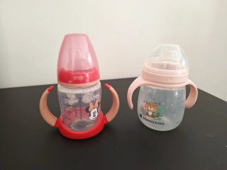 Biberón NUK y Kikka Boo con asas