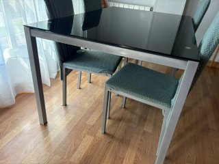 Mesa de comedor y 4 sillas, Recogida Badajoz