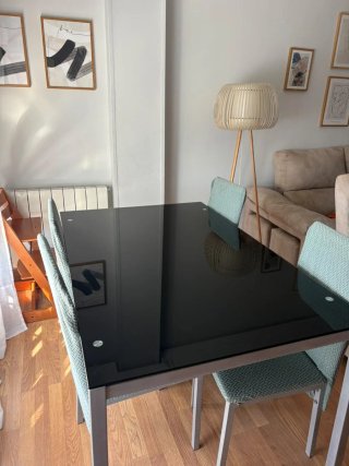 Mesa de comedor y 4 sillas, Recogida Badajoz