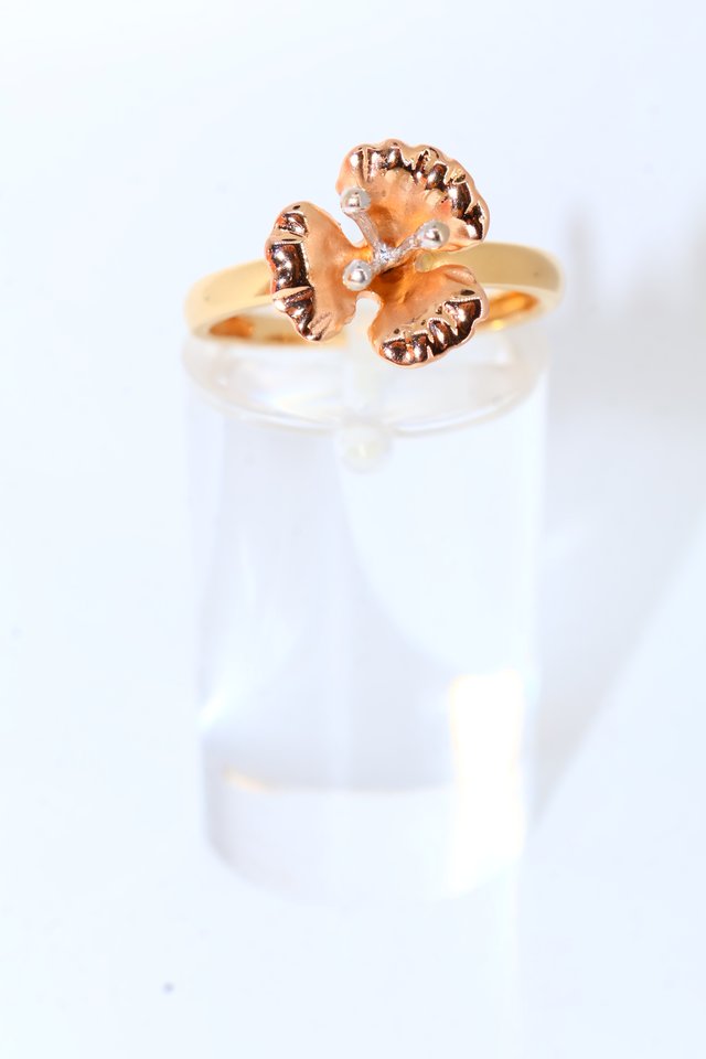 J-0923 Anillo Oro 18K Flor Rosa y Blanco
