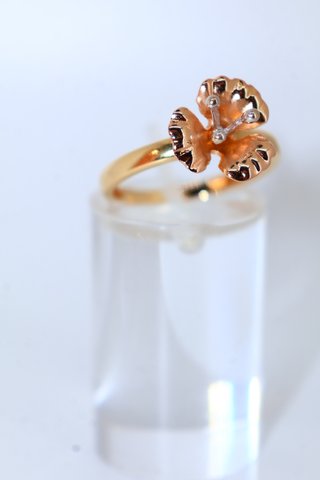 J-0923 Anillo Oro 18K Flor Rosa y Blanco