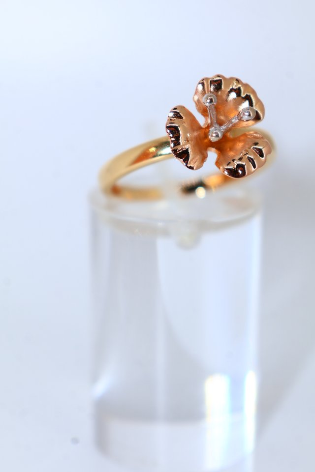 J-0923 Anillo Oro 18K Flor Rosa y Blanco