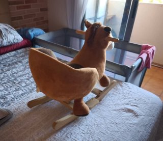 Caballito balancín peluche con respaldo