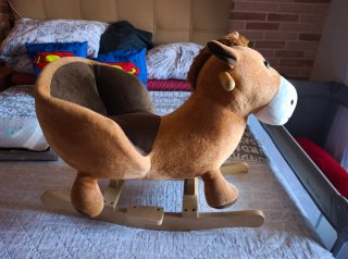 Caballito balancín peluche con respaldo