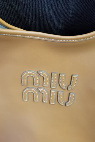 Borsa a spalla Miu Miu in pelle cammello
