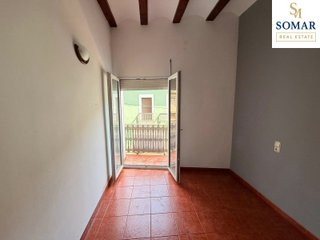 Casa de pueblo con nave anexa y terreno rústico