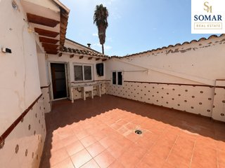 Casa de pueblo con nave anexa y terreno rústico