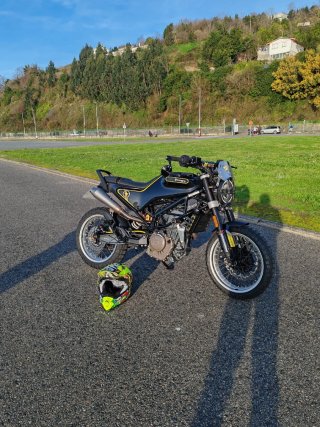 Husqvarna Svartpilen 401, 44cv