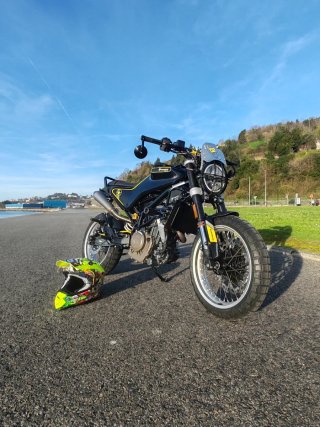 Husqvarna Svartpilen 401, 44cv