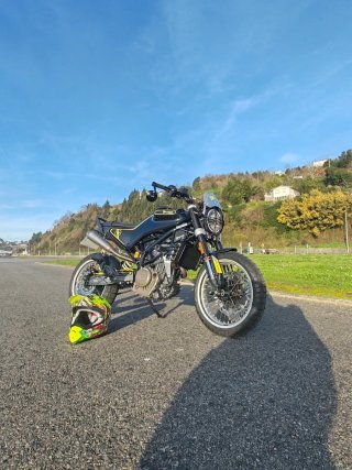 Husqvarna Svartpilen 401, 44cv