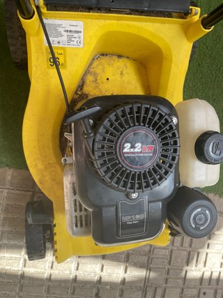 Cortacésped amarillo