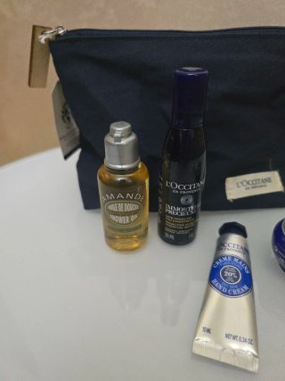 Crema L'Occitane con pochette