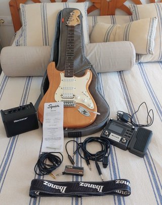 Guitarra Squier Fender ampli y pedal