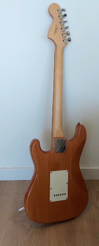 Guitarra Squier Fender ampli y pedal