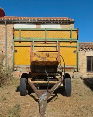 Remolque agrícola basculante 8.000 kg – 2 ejes – c