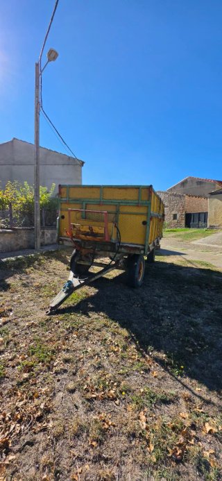 Remolque agrícola basculante 8.000 kg – 2 ejes – c
