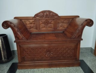 Sillón de madera tallada