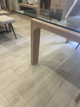 Mesa de comedor de cristal y madera