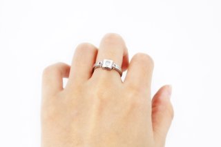 Solitario de oro blanco de 18k. Ref:021-01-01497