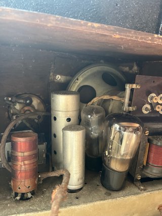 Radio antigua de válvulas en mueble de madera 1930