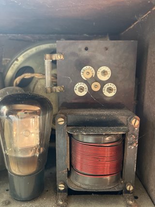 Radio antigua de válvulas en mueble de madera 1930