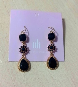 Pendientes largos negros con detalles dorados