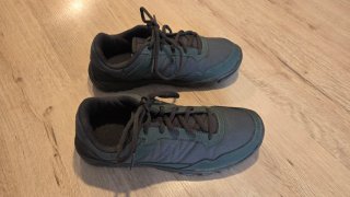 Zapatos de montaña grises y verdes