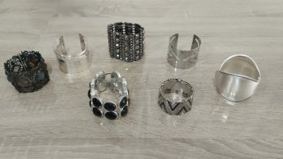 Pulseras plateadas y negras 10€ cada una