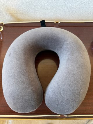Almohada de viaje gris