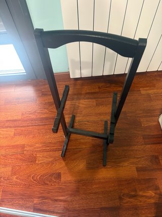 Percha de madera negro