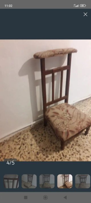 Reclinatorio antiguo de madera y tela