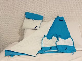 Set 2 baberos, cambiador y bolsa guardacosas
