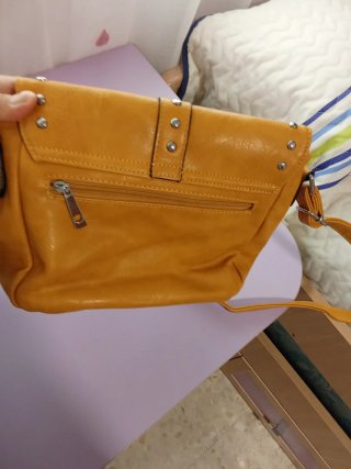Bolso bandolera amarillo tachuelas