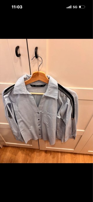 Camisa Zara azul con cremalleras