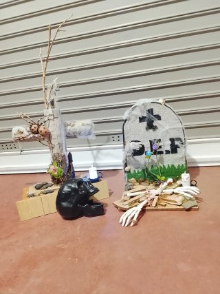 Decoración Halloween: Tumba, Cruz y Calavera
