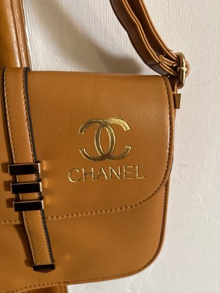Borsa tracolla beige con chiusura a bottone