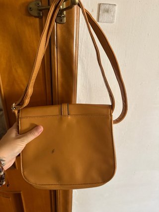 Borsa tracolla beige con chiusura a bottone