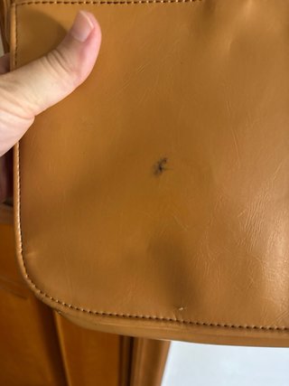 Borsa tracolla beige con chiusura a bottone