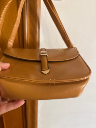 Borsa tracolla beige con chiusura a bottone